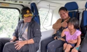 Kapolda Sulsel, Irjen Andi Rian R Djajadi saat bersama Ibu Indri dan anaknya diatas helikopter