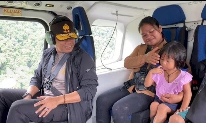 Kapolda Sulsel, Irjen Andi Rian R Djajadi saat bersama Ibu Indri dan anaknya diatas helikopter